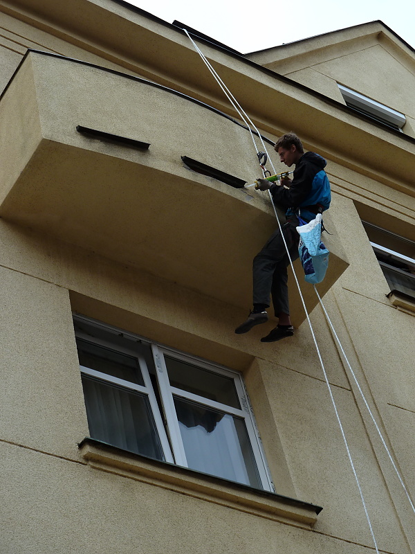 43. Tmelení fasádních prvků a detailů z lana