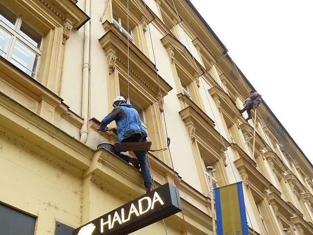 45. Průzkum a oklep nebezpečných míst fasády Na Příkopě v Praze 1