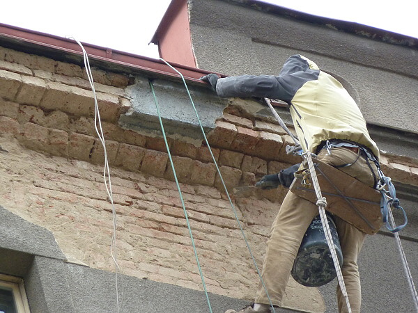 2. Provizorní zabezpečení opadávající římsy