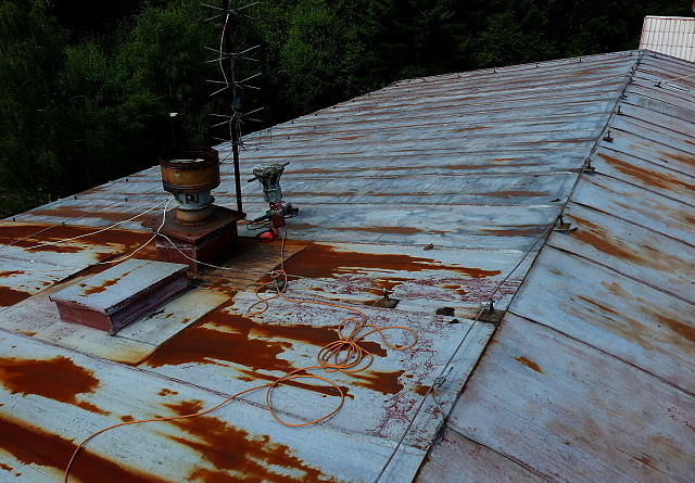 6. Čištění zanedbané střechy v Rudě před nátěrem, očištěná vs. neočištěná část