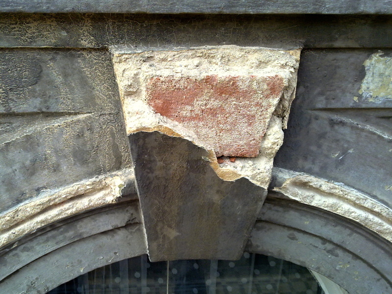 17. Detail poškozené ozdobné profilace nad oknem
