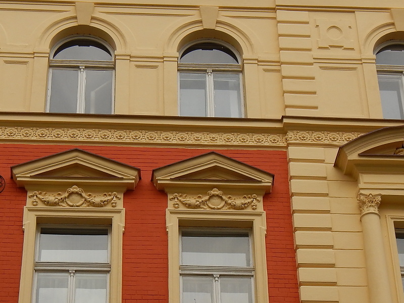 24. Detail fasády Sázavská po rekonstrukci